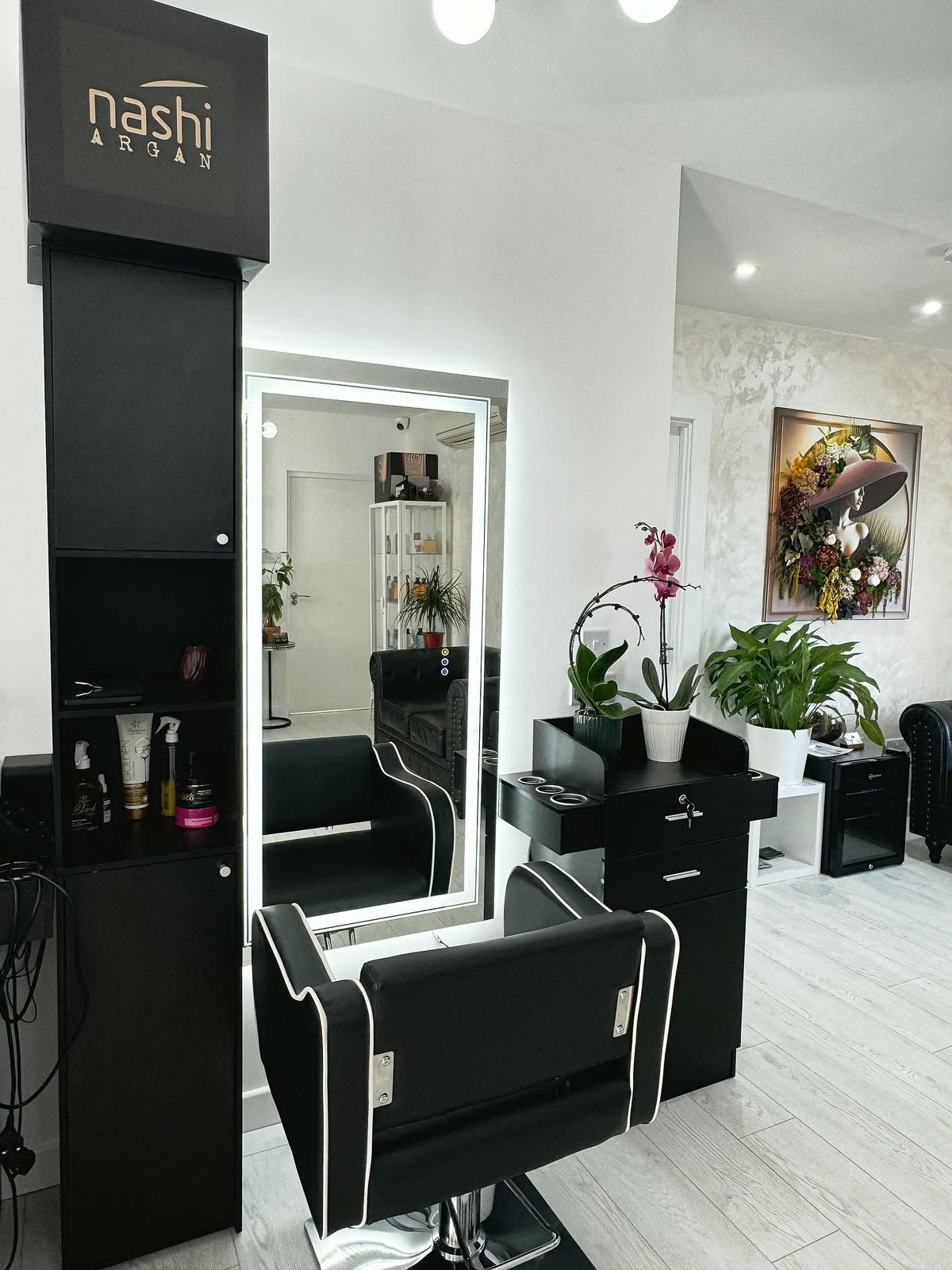 Styling station with a lit mirror